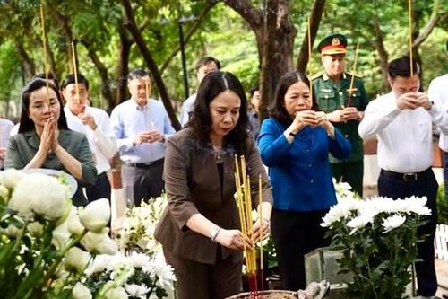 Phó Chủ tịch nước viếng Nghĩa trang Hàng Dương và tặng quà gia đình chính sách tại Côn Đảo