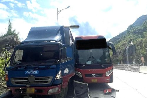 Tai nạn giao thông liên hoàn tại khu vực trạm thu phí Cầu Móng Sến thị xã Sa Pa