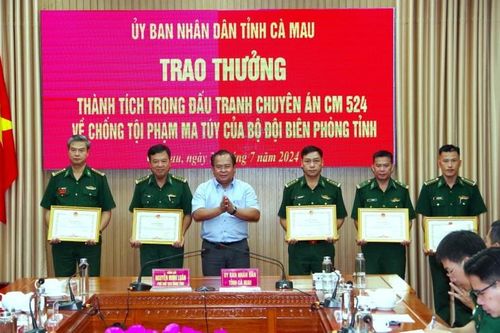 Tặng Bằng khen cho cán bộ, chiến sĩ biên phòng có thành tích xuất sắc trong chống tội phạm