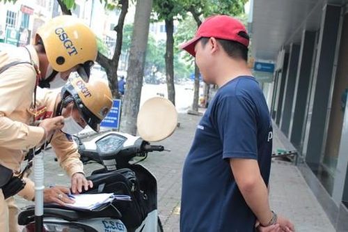 CSGT tuần tra và mời nhà xe 'lập bến' trên đường Lê Duẩn lên làm việc