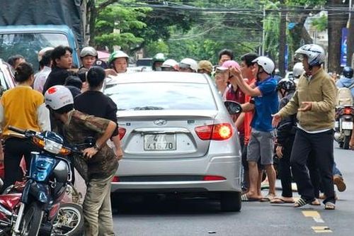 Nguyên nhân chiếc ô tô lao thẳng vào nữ nhân viên ngân hàng