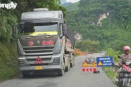 Hà Giang : 'Binh đoàn' xe có dấu hiệu quá tải quần thảo QL34