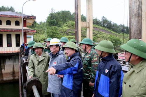Bộ trưởng NN&PTNT kiểm tra công tác phòng chống bão số 2 tại Quảng Ninh