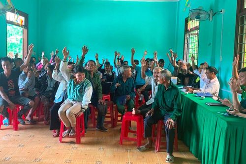 Đảng viên cùng người H're đồng lòng hiến đất trên đại ngàn