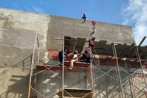 Công nhân gãy chân mắc kẹt tại giàn giáo công trình