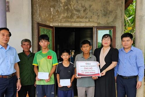 Trao gần 80 triệu đồng đến cha con anh Lưu Văn Hông ở Quảng Bình