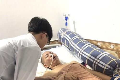 Mẹ ung thư chăm cha liệt giường, hai con thơ xin nghỉ học đi làm