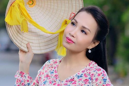 Ca sĩ Cẩm Ly trở lại sân khấu sau biến cố bệnh tật ở tuổi 54