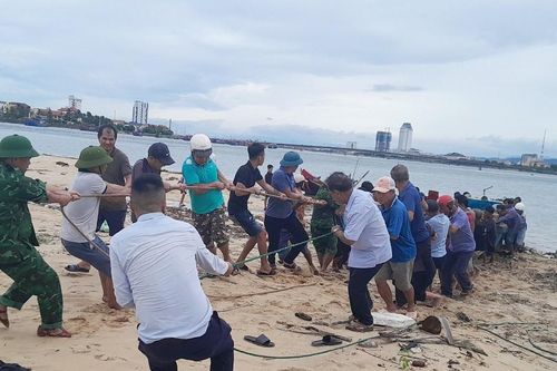 Tàu cá Quảng Bình gặp nạn trên biển, 2 ngư dân cố bơi vào bờ