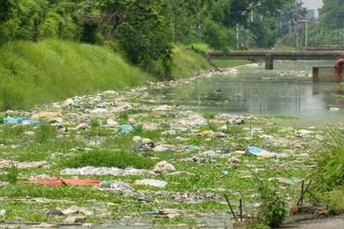 Người dân sống khổ vì kênh nước bị ô nhiễm
