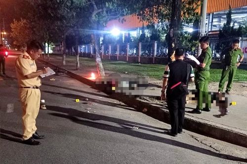 Chạy xe máy tông vào gốc cây, 3 cô gái tử vong