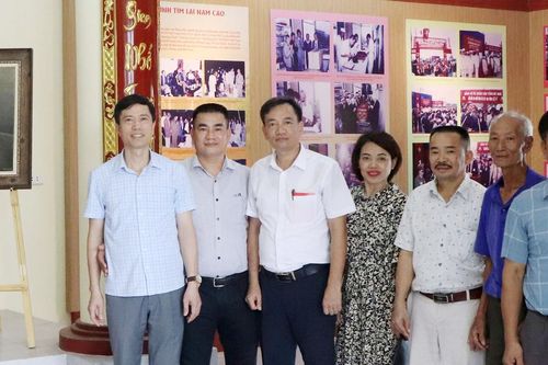 Họa sĩ Nguyễn Tô Cảnh trao tặng tranh chân dung nhà văn, liệt sĩ Nam Cao
