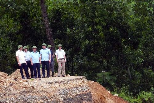 Phó Chủ tịch UBND tỉnh kiểm tra tình trạng sụt lún trên Quốc lộ 16 và tiến độ thi công các công trình thủy lợi