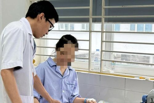 Người phụ nữ lở loét, hoại tử chân vì dùng ong đốt để chữa bệnh
