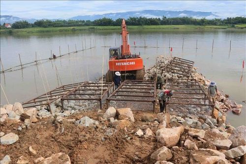 Chống sạt lở nơi vùng nước xoáy ven sông Thu Bồn