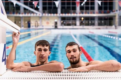 Cặp anh em vận động viên đầu tiên thi đấu ở Olympic và Paralympic