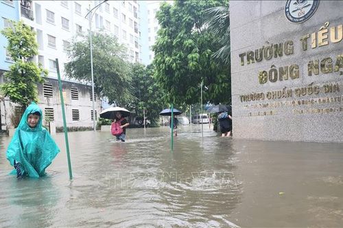 Mưa kéo dài, nhiều tuyến phố Hà Nội bị ngập sâu