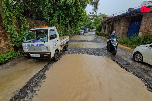 Hàng loạt 'bẫy ổ voi, ổ gà' chìm sâu trong nước trên tỉnh lộ 35