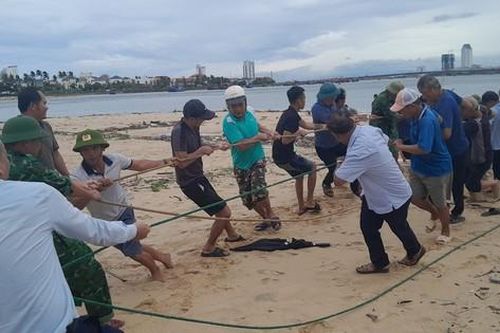 3 tàu cá gặp nạn trên biển, 2 ngư dân bơi vào bờ an toàn