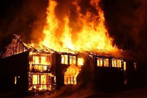 Nghệ An: Giận vợ, chồng châm lửa đốt nhà để… cảnh cáo