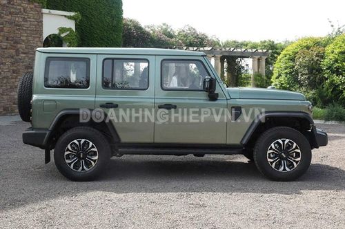 SUV địa hình công suất 248 mã lực, thiết kế hầm hố, giá 325 triệu đồng