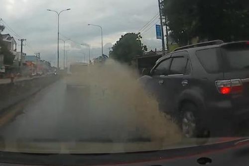 Tài xế bị 'mù tạm thời' vì xe con phóng nhanh, tạt nước xối xả vào kính