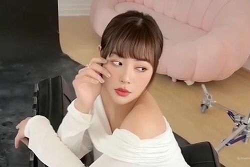 Thanh Hương khoe body đồng hồ cát đẹp siêu thực