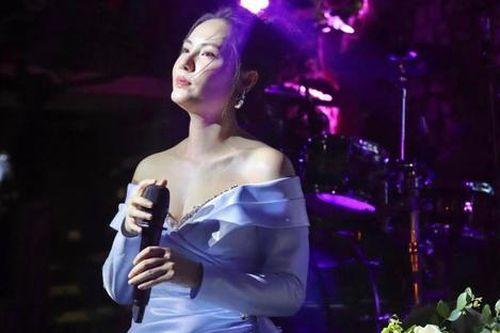 Phương Linh phản ứng ra sao khi bị nam đồng nghiệp 'ôm cứng' trên sân khấu?