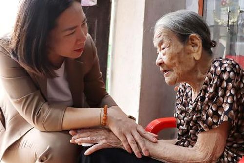 Hội LHPN Hà Nội thăm hỏi, tri ân Mẹ Việt Nam Anh hùng, nữ bệnh binh
