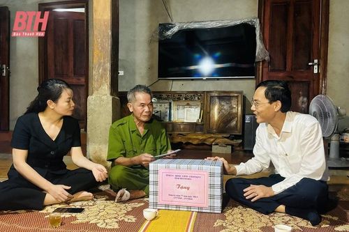 Phó Chủ tịch UBND tỉnh Đầu Thanh Tùng viếng nghĩa trang liệt sĩ và thăm, tặng quà gia đình chính sách tại Quan Hóa