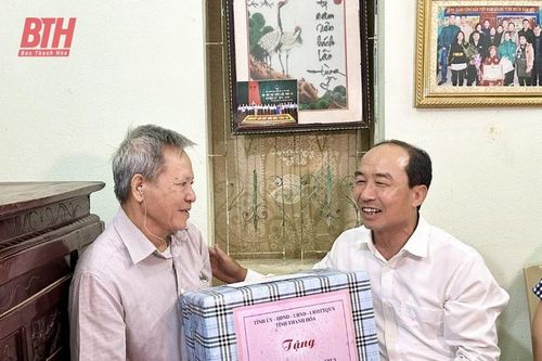 Phó Chủ tịch Thường trực HĐND tỉnh Lê Tiến Lam viếng nghĩa trang liệt sĩ và thăm, tặng quà gia đình chính sách thị xã Bỉm Sơn