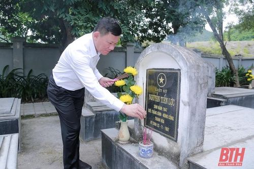 Phó Chủ tịch Thường trực UBND tỉnh Nguyễn Văn Thi dâng hoa, dâng hương viếng các nghĩa trang liệt sĩ trên địa bàn tỉnh Điện Biên