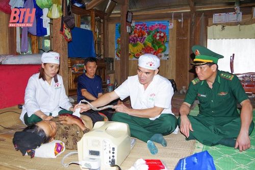 Khám bệnh, cấp phát thuốc cho thương, bệnh binh và Nhân dân khu vực biên giới