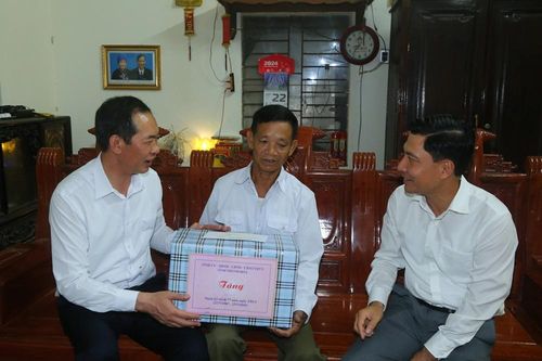 Phó Bí thư Tỉnh ủy Trịnh Tuấn Sinh viếng nghĩa trang liệt sĩ và thăm, tặng quà gia đình chính sách tại huyện Thiệu Hóa và Hậu Lộc