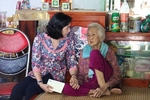 Phó Chủ tịch UBND tỉnh An Giang Nguyễn Thị Minh Thúy thăm, tặng quà các gia đình chính sách tiêu biểu ở huyện Châu Phú