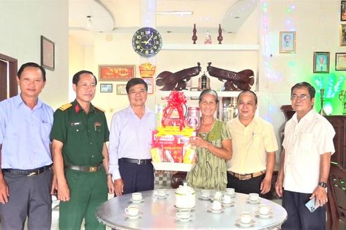 Phó Bí thư Thường trực Thành ủy, Chủ tịch HĐND TP. Châu Đốc thăm gia đình thương binh, liệt sĩ
