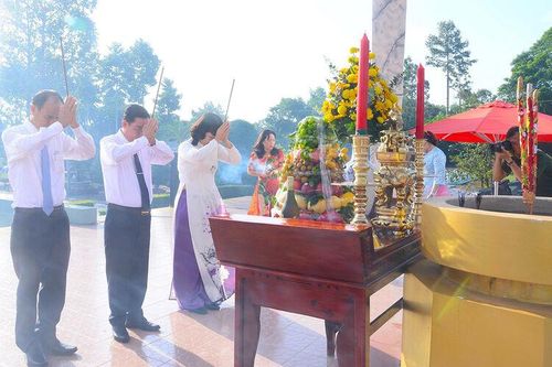 Huyện ủy, HĐND, UBND, UBMTTQVN huyện Châu Phú viếng Nghĩa trang liệt sĩ, nhân kỷ niệm 77 năm Ngày Thương binh - Liệt sĩ