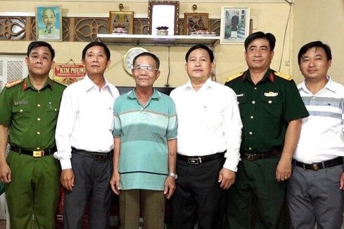 Bí thư Thị ủy và Chủ tịch UBND TX. Tân Châu thăm gia đình chính sách