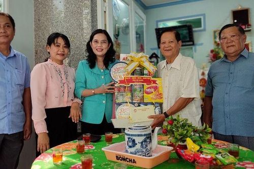 Chủ tịch UBMTTQVN tỉnh An Giang thăm, tặng quà các gia đình chính sách ở Phú Tân