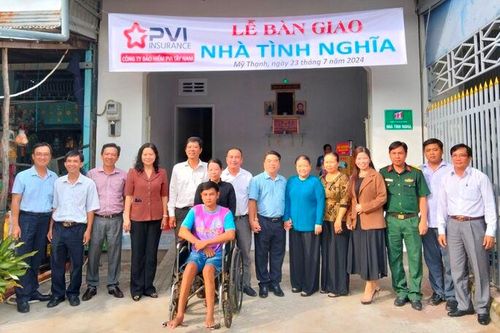Trao nhà Đại đoàn kết và nhà Tình nghĩa ở 2 phường Mỹ Long và Mỹ Thạnh