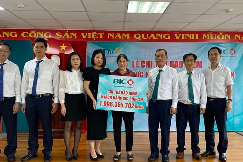 Chi trả gần 1,1 tỷ đồng bảo hiểm cho khách hàng