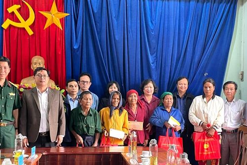 Trưởng ban Dân vận Tỉnh ủy Gia Lai thăm, tặng quà gia đình chính sách huyện Chư Pưh