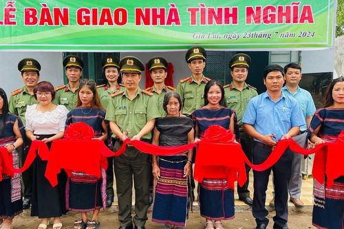 Bàn giao nhà tình nghĩa cho gia đình có công với cách mạng tại huyện Đak Pơ
