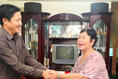 Phó Chủ tịch Thường trực HĐND tỉnh Trương Văn Đạt thăm, tặng quà các thương binh, gia đình chính sách tại thị xã Ayun Pa