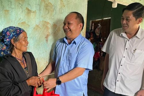Phó Bí thư Tỉnh ủy Rah Lan Chung thăm, tặng quà người có công tiêu biểu tại huyện Kbang