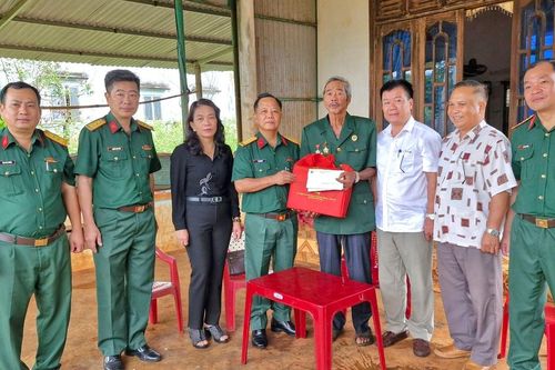 Đại tá Lê Kim Giàu thăm, tặng quà các thương binh, bệnh binh tiêu biểu huyện Đức Cơ