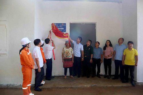 Trao nhà tình nghĩa cho hộ nghèo