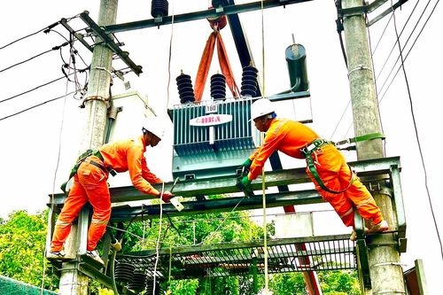 Vượt khó nỗ lực cung cấp điện phục vụ nhân dân