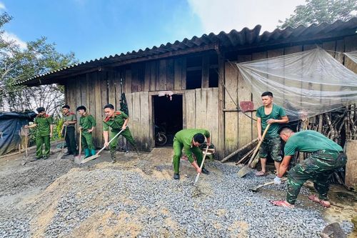 Lực lượng vũ trang phối hợp giúp dân đổ bê tông đường liên thôn xã Lùng Cải