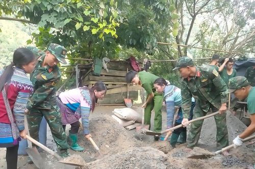 Bộ đội hành quân dã ngoại làm công tác dân vận tại huyện Bát Xát và Bắc Hà